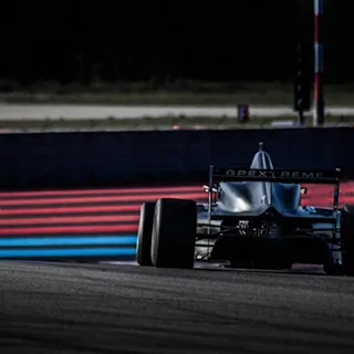 Photo d'une voiture type F1 sur un circuit