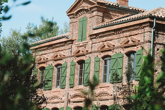 Photo d'une maison en briques roses