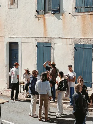 Photo d'un groupe de personnes dans les rues d'un village