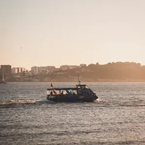 Photo d'un bateau au loin sur le Tage