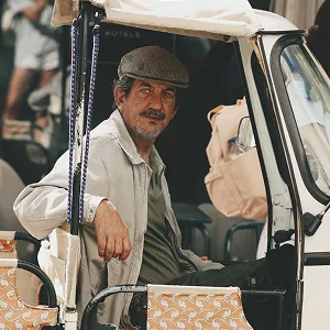 Photo d'un chauffeur au volant de son tuk-tuk